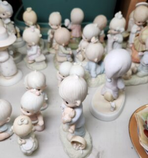 d220- Vintage Precious Moments Collection - Image 3