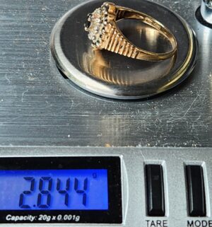 e13- 10kt Gold Ring with Genuine Diamont Accents. Tested 10k gold - Image 5