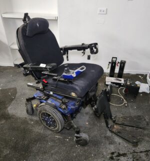 e16- Pride Quantum Q6 Edge 3.0 Wheelchair with Tilt Leg. Good Shape. Has Brake indicator