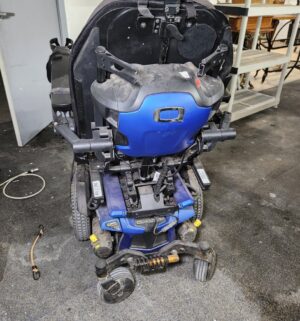 e16- Pride Quantum Q6 Edge 3.0 Wheelchair with Tilt Leg. Good Shape. Has Brake indicator - Image 3