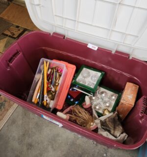 f104- holiday decor in tote
