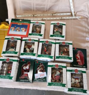 f143- Traditions Ornaments