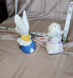 f297- Bunny Salt/pepper shaker