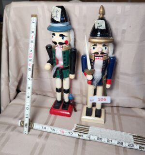 g106- 2 nutcrackers
