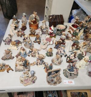 g124- HUGE Collection of Boyds Bears & Others