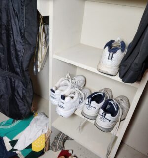 h35- Contents of the master closet all mens clothing, plus several bags - Image 4