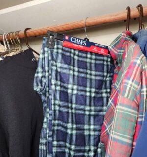 h35- Contents of the master closet all mens clothing, plus several bags - Image 7