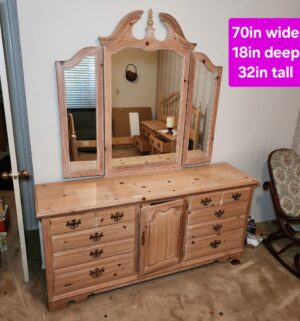 h77- Thomasville Dresser w/ tri fold mirror