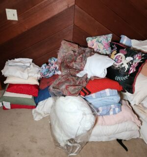 h80- Huge Assortment of Pillows Bedding for Cal King/Queen. Blankets, Afghans