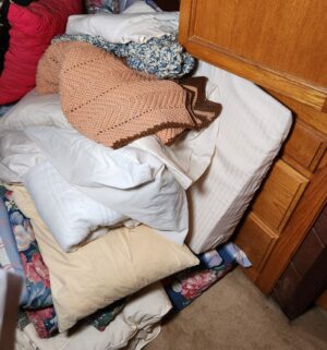 h80- Huge Assortment of Pillows Bedding for Cal King/Queen. Blankets, Afghans - Image 3