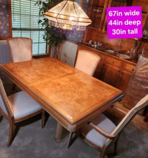 h94- 4 Chair Dining Table w/ 2 Extensions. Excellent Shape