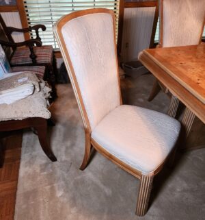 h94- 4 Chair Dining Table w/ 2 Extensions. Excellent Shape - Image 3