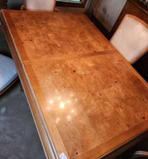 h94- 4 Chair Dining Table w/ 2 Extensions. Excellent Shape - Image 5