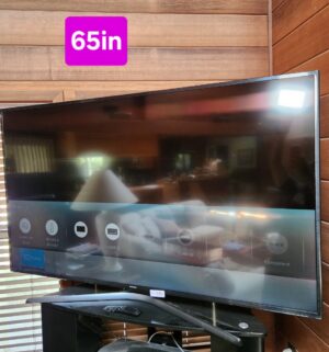h106- Samsung 65 inch Smart TV w/ remote. Works Perfect. No Screen Issues