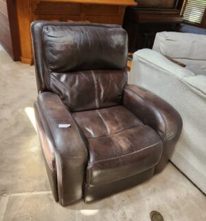 h116- Electric Recliner. Fully Tested/Works. Moderate Signs of wear