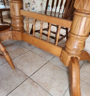 h131- 4 Chair Dining Table. Excellent Condition - Image 3