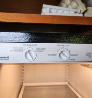 h162- Kenmore Refrigerator. Working ice maker. Good shape - Image 6