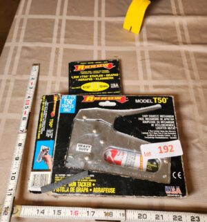 h192- Staple Gun w/ Staples