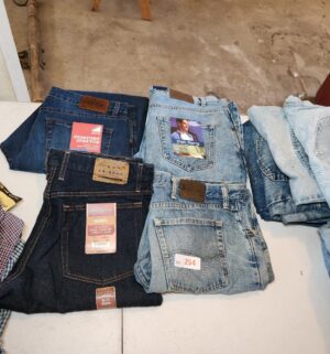 h254- Jeans w/ tags. Lee Jeans w/o