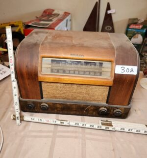 h302- Antique Philco Radio. Untested