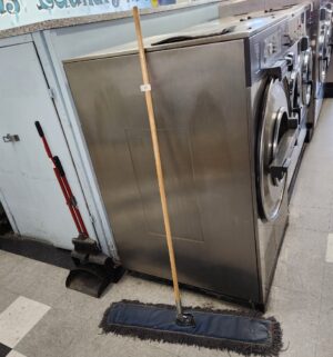 j33- floor sweeper - Image 1
