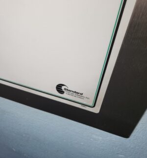 j58- Standard Change Makers Machine. Powers On. No Keys. Locksmith to drill out locks. Buyer to Carefully Remove. - Image 3