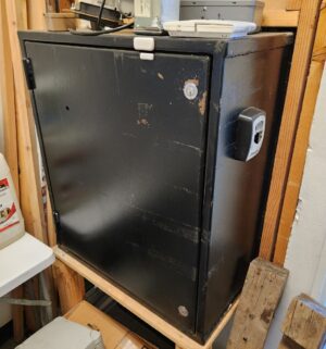j58- Standard Change Makers Machine. Powers On. No Keys. Locksmith to drill out locks. Buyer to Carefully Remove. - Image 4