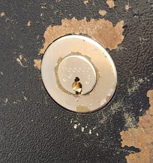 j58- Standard Change Makers Machine. Powers On. No Keys. Locksmith to drill out locks. Buyer to Carefully Remove. - Image 5