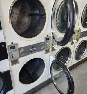 j64- Huebsch HTT45 Stack Dryer. No Panel or Coin Slot Keys - Image 4