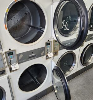 j65- Huebsch HTT45 Stack Dryer. No Panel or Coin Slot Keys. No Heat Sign - Image 4