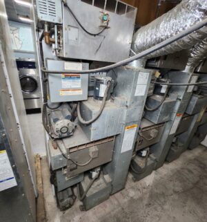 j64- Huebsch HTT45 Stack Dryer. No Panel or Coin Slot Keys - Image 6