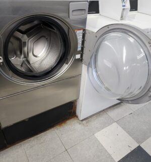 j75- Alliance 18lb Commercial Front Load Washer. No Panel or Coin Slot Keys. - Image 3
