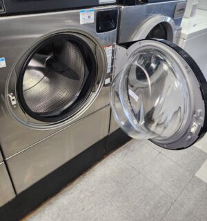 j76- Speed Queen Commercial Front Load Washer. No Panel or Coin Slot Keys. - Image 4