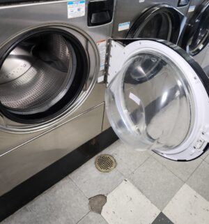 j79- Speed Queen Commercial Front Load Washer. No Panel or Coin Slot Keys. - Image 5