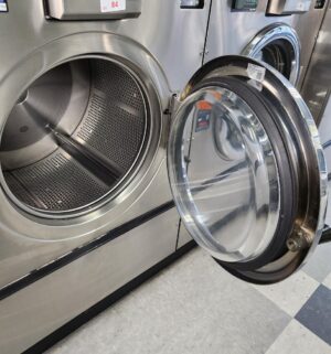 j84- Dexter Commercial Washer. T-900. 6 Load. No Panel or Coin Slot Keys. - Image 4