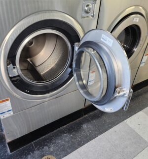 j88- Speed Queen Commercial Washer Model SCT030. No Panel or Coin Slot Keys. Out of Order Sign. - Image 3