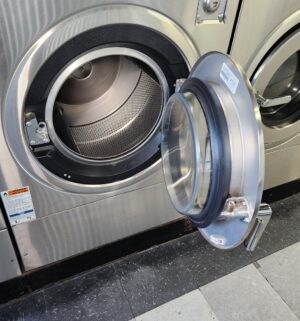 j89- Speed Queen Commercial Washer Model SCT030. No Panel or Coin Slot Keys - Image 3