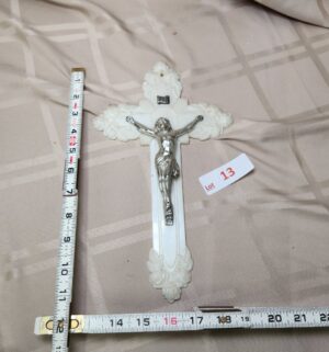 L13- Vintage Crucifix Pearl Plastic