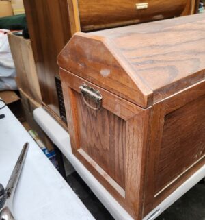L146- Wooden battery box for a Ford Model T - Image 3