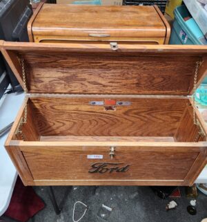 L146- Wooden battery box for a Ford Model T - Image 5