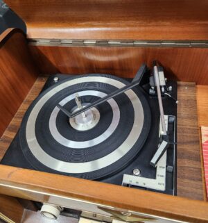 L147- Grundig Majestic 7005 Radio/Phono Receiver. Radio. Stereo. Speakers work. Record Player Spins. GREAT SOUND! - Image 6