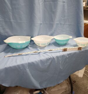 L157- Vintage Pyrex "Amish Butterprint" Cinderella mixing bowls - Image 1