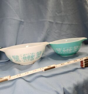 L157- Vintage Pyrex "Amish Butterprint" Cinderella mixing bowls - Image 3