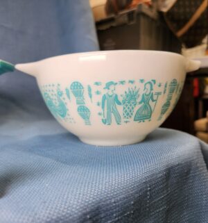 L157- Vintage Pyrex "Amish Butterprint" Cinderella mixing bowls - Image 4