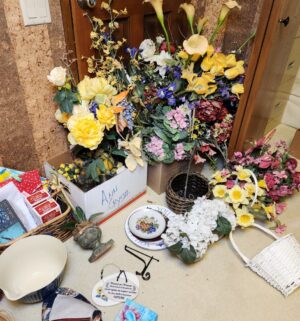 m3- boxes of candles, misc d?cor, household items, fake flowers - Image 3