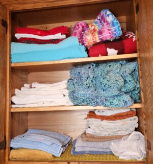 m19- Towels & Throw Blankets in Cabinet