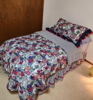 m27- Twin Bedding & Pillows Only
