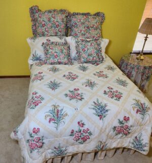 m33- Bedding & Pillows for a full bed. - Image 1