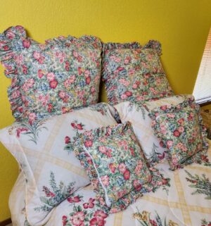 m33- Bedding & Pillows for a full bed. - Image 2