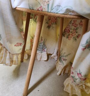 m36- Craft Table - Image 3